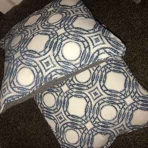 Two large accent pillows brand new